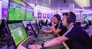 李晓旭首秀体能拉满 赛后累垮趴广告牌